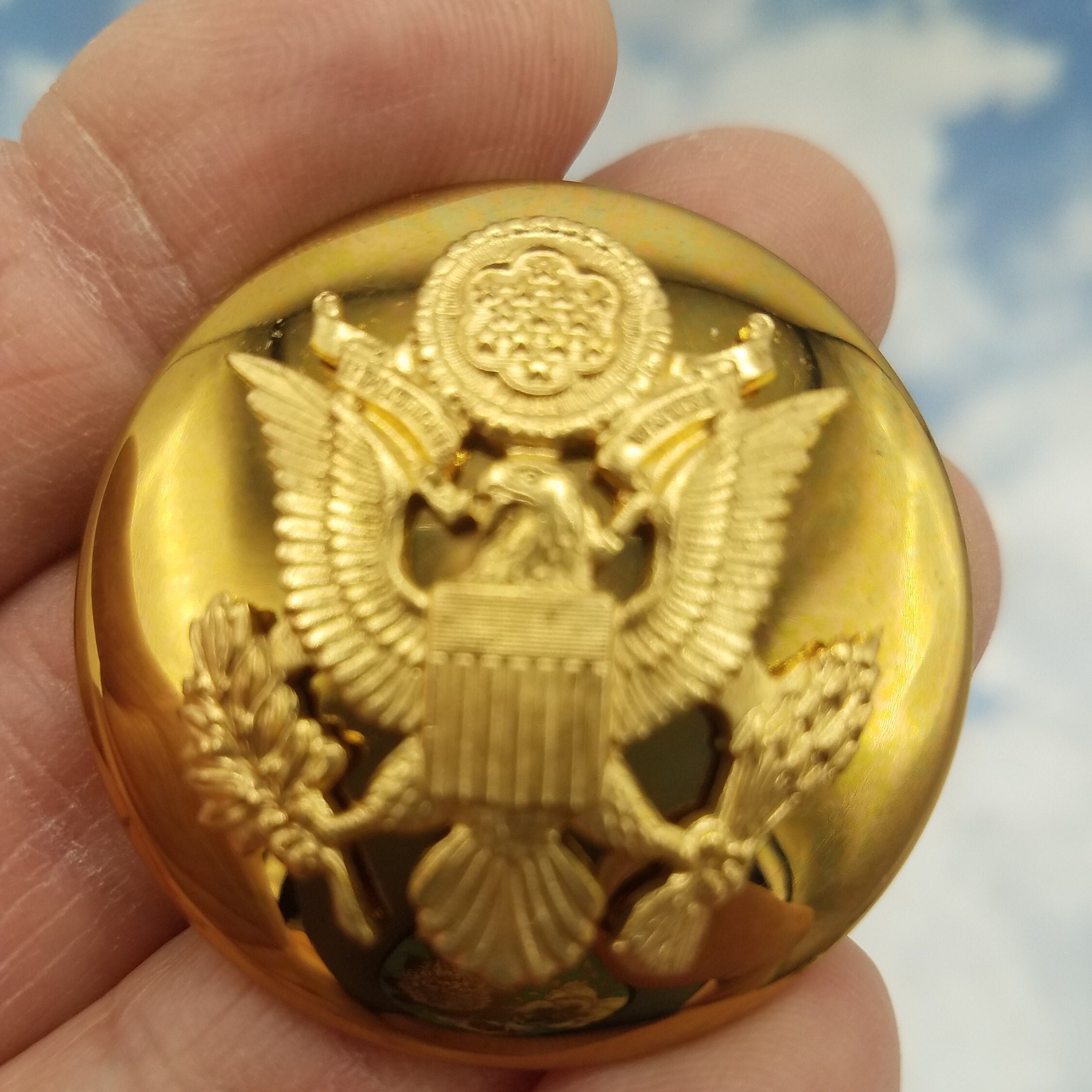 Vintage US Army Eagle Round Screw Back Pin Military Cap Hat
