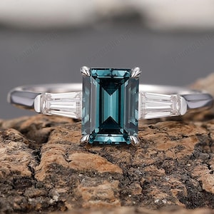 10K/14K/18K Gold Peacock Sapphire Engagement Ring Antique Prong Set 6x8mm Emerald Cut 2.0CT Teal Sapphire Cluster Moissanite Wedding Ring