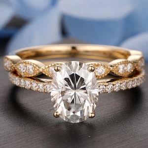 Introducing our elegant Bridal Set, featuring a Minimalist Ring with an Oval Cut 6x8mm Simulated Diamond. This exquisite set is designed for those who appreciate simplicity and sophistication, making it the perfect choice for engagements, weddings, or as a promise ring.