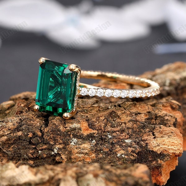 Anello da donna Full Eternity con smeraldo taglio smeraldo 7 x 9 mm e alone nascosto, in oro giallo.