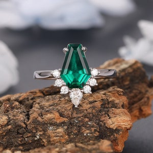 7x9mm Coffin Shape Emerald Engagement Ring, Dainty Women&#39;s Ring, Unique Emerald Promise Ring,Antique Coffin Cut Ring,Anniversary Ladies Ring