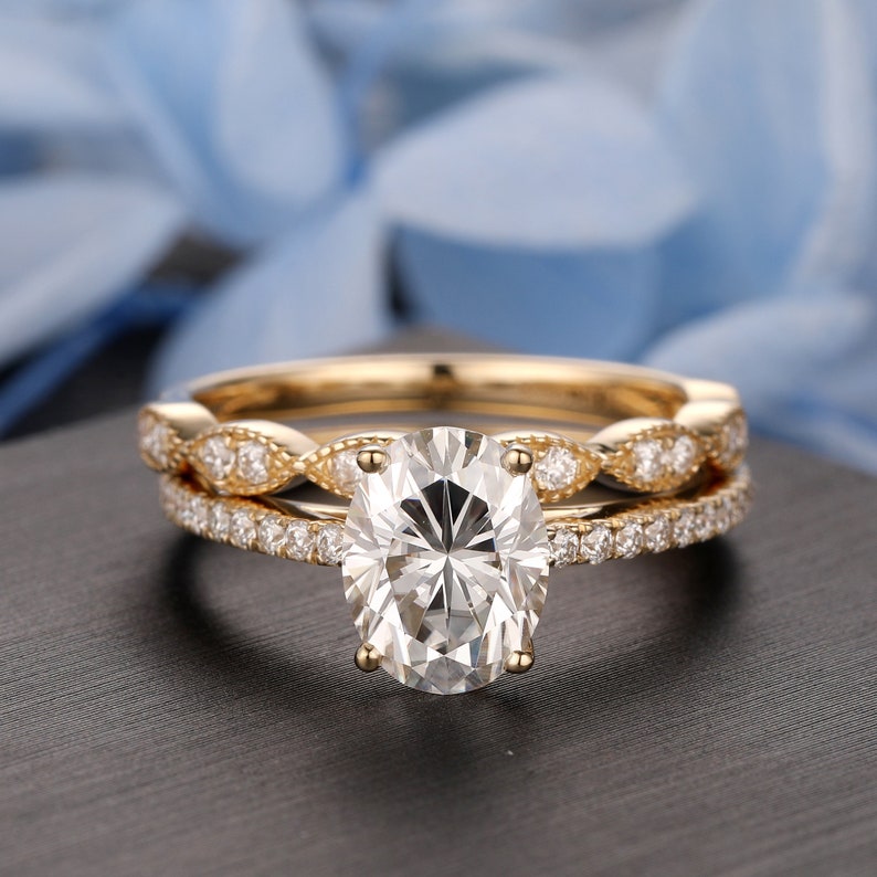 Introducing our elegant Bridal Set, featuring a Minimalist Ring with an Oval Cut 6x8mm Simulated Diamond. This exquisite set is designed for those who appreciate simplicity and sophistication, making it the perfect choice for engagements, weddings, or as a promise ring.