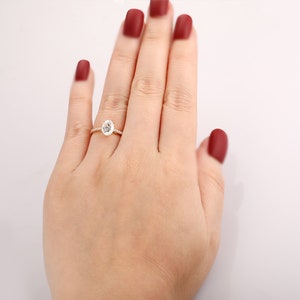 Anillo de compromiso Art Déco, anillo de diamantes simulados de talla ovalada de 6x8 mm, anillo de boda vintage, anillo de acento moissanita de oro de 14 k, anillo diario para mujer imagen 3