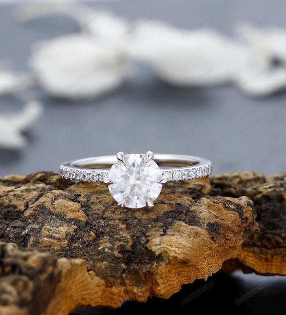 Anillo de compromiso de oro blanco con diamantes de talla redonda