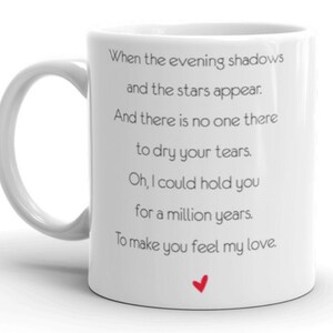 Kubek z tekstem piosenki miłosnej "Make You Feel My Love"