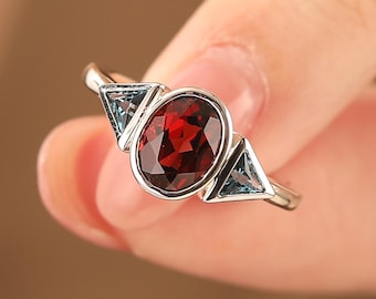 Anillo de compromiso con gema de granate rojo, joyería única, engaste de triple piedra, joyero para amantes de la joyería.