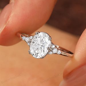 Anillo de compromiso con moissanita engastada en bisel, moissanita ovalada de perfil bajo en oro rosa, regalo de aniversario para ella.