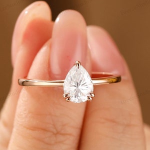 Anillo de moissanita de perfil bajo con talla pera, anillo de compromiso solitario de oro de 14k