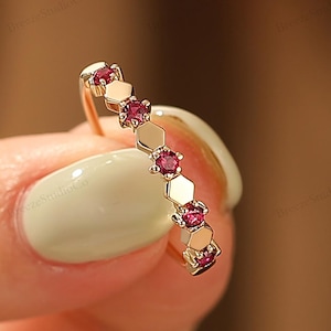 Pierścionek z rubinem ze złota 14k, solidna złota obrączka ślubna z rubinem dla kobiet, minimalistyczny pierścionek z kamieniem szlachetnym, pierścionek z kamieniem z okazji narodzin w lipcu, unikatowa obrączka do łączenia