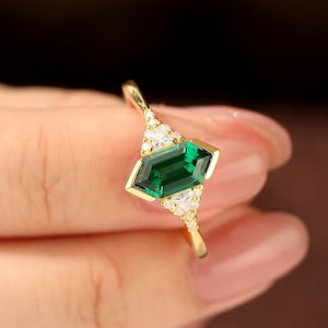Elongated Hexagon Cut Emerald Promise Ring Triangle Gemstone Ring Antique Proposal Ring Solid Gold Emerald Engagement Ring Dainty Women Ring