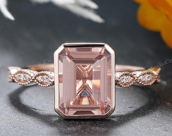 Könnte beinhalten: Ein Verlobungsring aus Roségold mit einem quadratischen, hellrosa Edelstein, der in einer zarten, pavébesetzten Fassung sitzt.