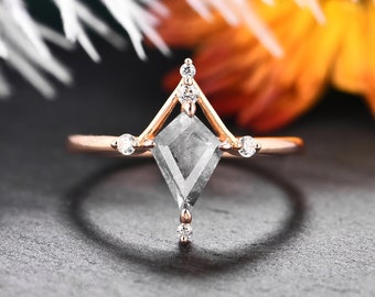 Unique 1.35CT Kite Salt & Pepper Diamond Wedding Ring Black White Color Change Gemstone Diamond Engagement Ring Birthday Gift 18K Gold Ring