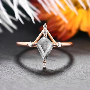 Unique 1.35CT Kite Salt & Pepper Diamond Wedding Ring Black White Color Change Gemstone Diamond Engagement Ring Birthday Gift 18K Gold Ring