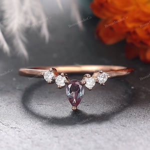 Majestic Alexandrite Ring Chunky Statement Gemstone Ring 14k 18k 10k Gold Color Change Dome Ring Pear Cut June Birthstone Ring Women