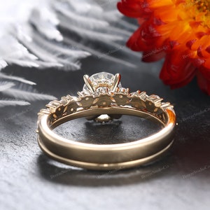 Vintage Moissanite Bridal Set Hidden Halo Oval 2CT Moissanite Ring Multi-Stone Matching Rings Oval Moissanite Engagement Ring Yellow Gold Bild 5
