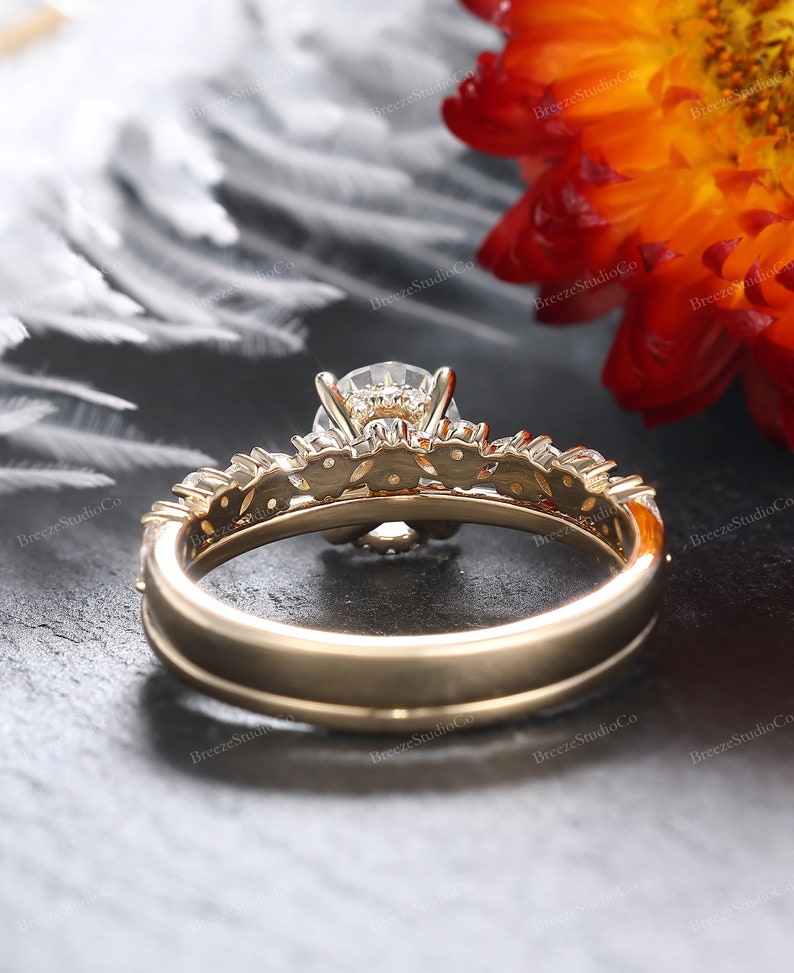 Vintage Moissanite Bridal Set Hidden Halo Oval 2CT Moissanite Ring Multi-Stone Matching Rings Oval Moissanite Engagement Ring Yellow Gold Bild 5