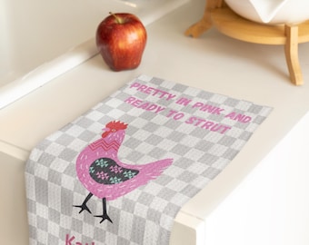 Pretty in Pink Hen Microfiber Kökshandduk, Personlig Kökshandduk, Bondgårdsinredning, Anpassad Diskhandduk med Namn, Inflyttningspresent