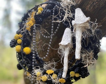 Couronne de champignons floraux séchés noirs lunatique couronne bohème cadeau païen de pendaison de crémaillère