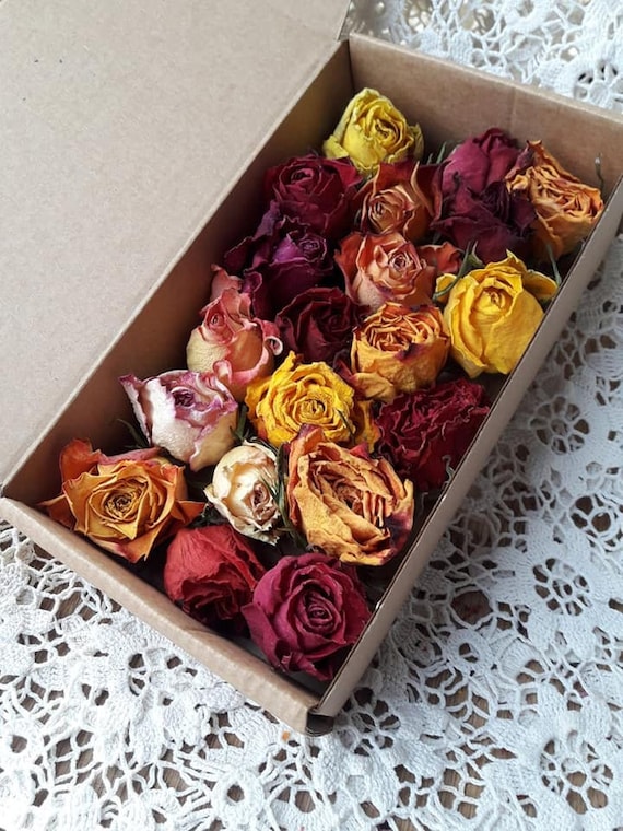 15 Crafts Made with Dried Flowers