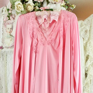 Conjunto de peignoir de renda rosa bebê Vanity Fair vintage dos anos 70, vestido deslizante e conjunto de roupão, roupa de dormir vintage romântica, nylon, feito nos EUA, tamanho grande