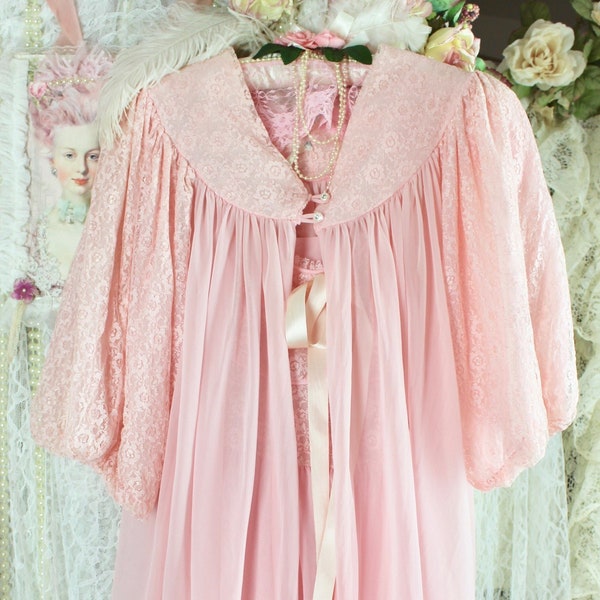 Vintage 50s 60s Exquisites rosa Peignoir Set, romantisches rosa Nachthemd, rosa Robe, florale Spitze & Satinborte, Geschenke, Nylon, Größe Small/Medium