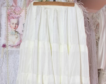 Vintage mooie crème Ruffle lange petticoat, antieke onderrok slip, Victoriaanse/Edwardiaanse stijl, enkel lengte, rayon, taille 28"