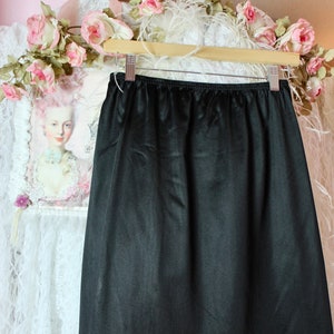 Vintage 60s 70s Vanity Fair Black Half Slip, Lace Trims, Vintage Half Slips, Sexy Slips, Lingerie Slips, Size Medium