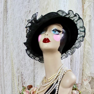 アンティーク黒のベルベット帽子ローズコサージュ付き