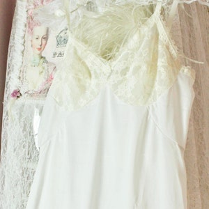 Vintage 60s 70s Pennys Cream Fitted Lace Slip, Sexy Creamy Full Slip, Romantic Lingerie, Size Small