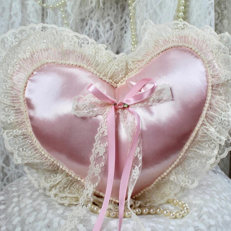 RUFFLED SATIN PILLOWCASE - HEARTS main image 1