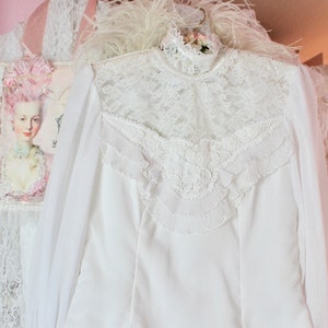 Vintage 70s Gorgeous Creamy Romantic Edwardian Floral Lace Blouse, High NeckLine, Floral Embroidery, Ruffled Lace Blouse, Size Small