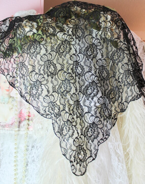 Vintage Floral Lace Triangular Scarf, Mantilla Ve… - image 3