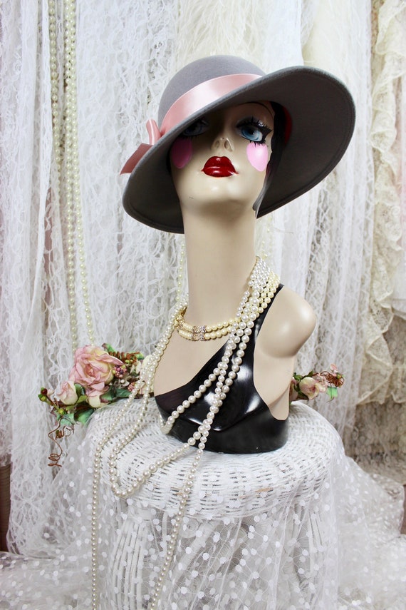 Vintage 70s Miss Bierner Gray/Pink Brim Hat, Class