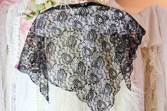 Vintage Floral Lace Triangular Scarf, Mantilla Ve… - image 2