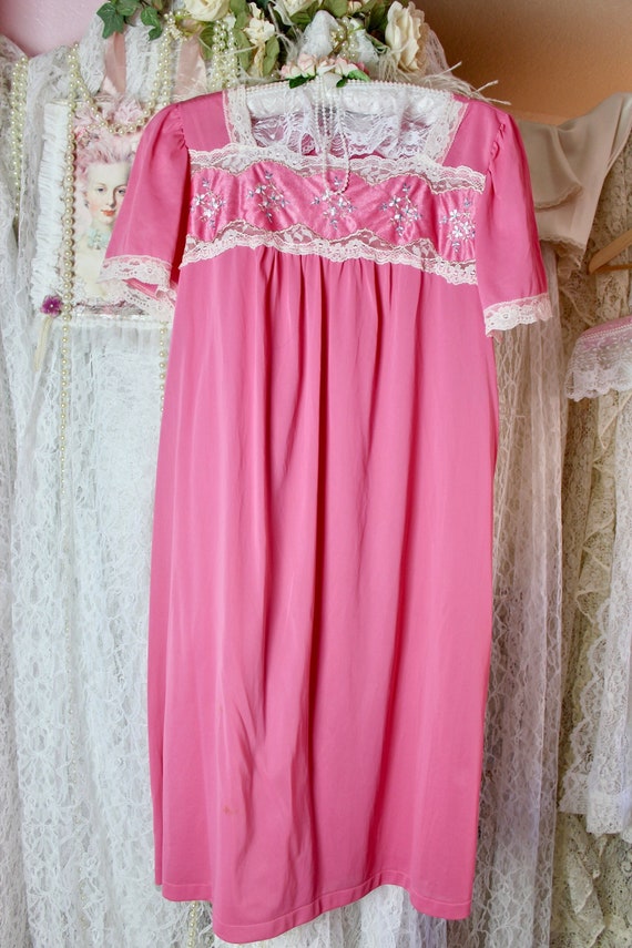 Vintage 70s 80s Vassarette Beautiful Pink Slip, Floral Embroidery