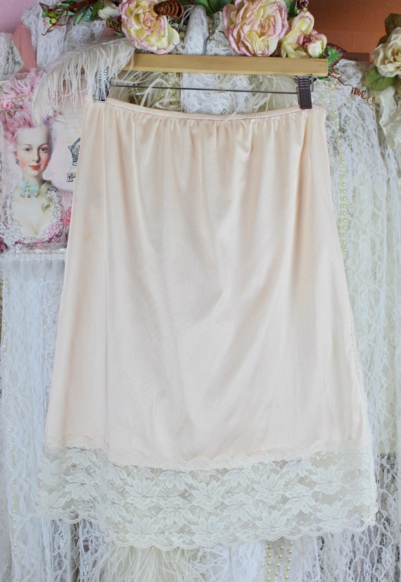 Vintage 70s 80s Lady Cameo Peachy Pink Lace Half … - image 2