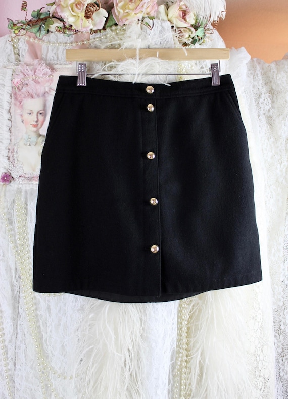 Y2ks Classic Mini Saia de lã preta, botões dourados na frente,
