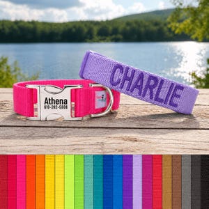 Op de afbeelding: Twee gepersonaliseerde hondenhalsbanden. Eén is felroze met de naam "Athena" en een telefoonnummer op de gesp. De andere is lavendelkleurig met de naam "CHARLIE" in paars geborduurd. Een kleurenschema van beschikbare halsbandkleuren wordt hieronder weergegeven.