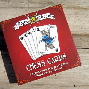 Royal Chess Card Game: het is alsof je een spelletje poker en schaken tegelijk speelt.  2 spellen schaakkaarten, gespeeld met elk schaakspel.