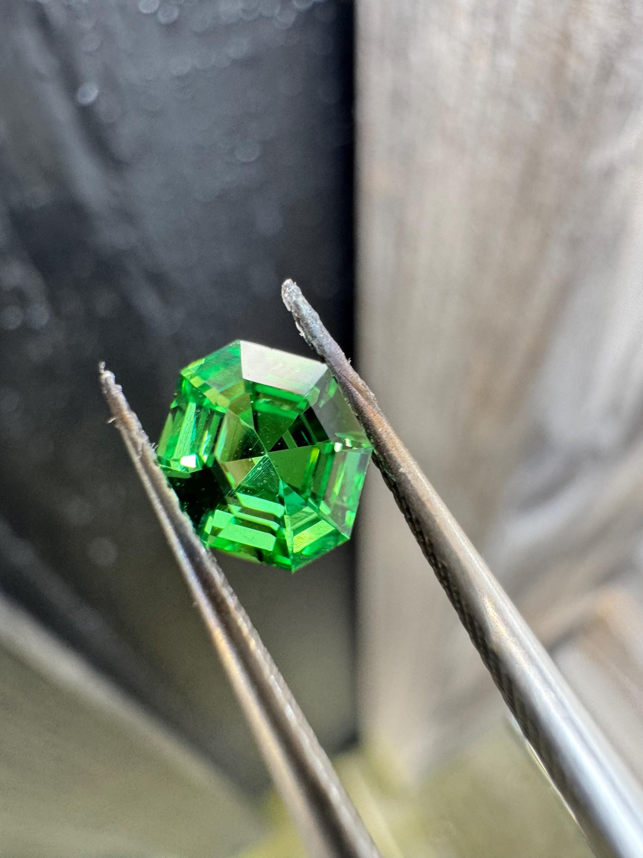 Grenat Tsavorite Naturel 1,07 Carats - Vert, Taille Ovale, Clarté SI, Origine Kenya, Neuf Avec étiquettes