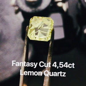 Peut inclure: Une pierre pr&eacute;cieuse de quartz citron jaune avec une taille fantaisie. La pierre p&egrave;se 4,54 carats.