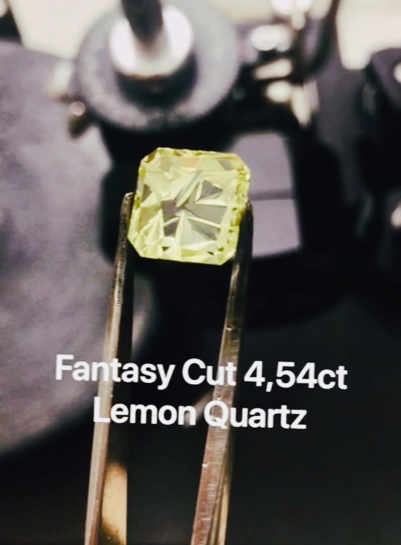 Peut inclure: Une pierre pr&eacute;cieuse de quartz citron jaune avec une taille fantaisie. La pierre p&egrave;se 4,54 carats.