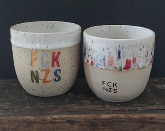 Handgedrehter Steinzeug Becher – FCK NZS – Keramik Becher – Handmade Statement Mug – einzigartige Tasse
