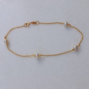 Pulsera de perlas de agua dulce de oro macizo, diseño delicado con cuentas.