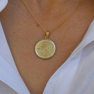 Collar de disco de Festos de oro macizo, colgante de moneda griega antigua, joyería cretense, collar de laberinto, collar flotante, colgante delicado