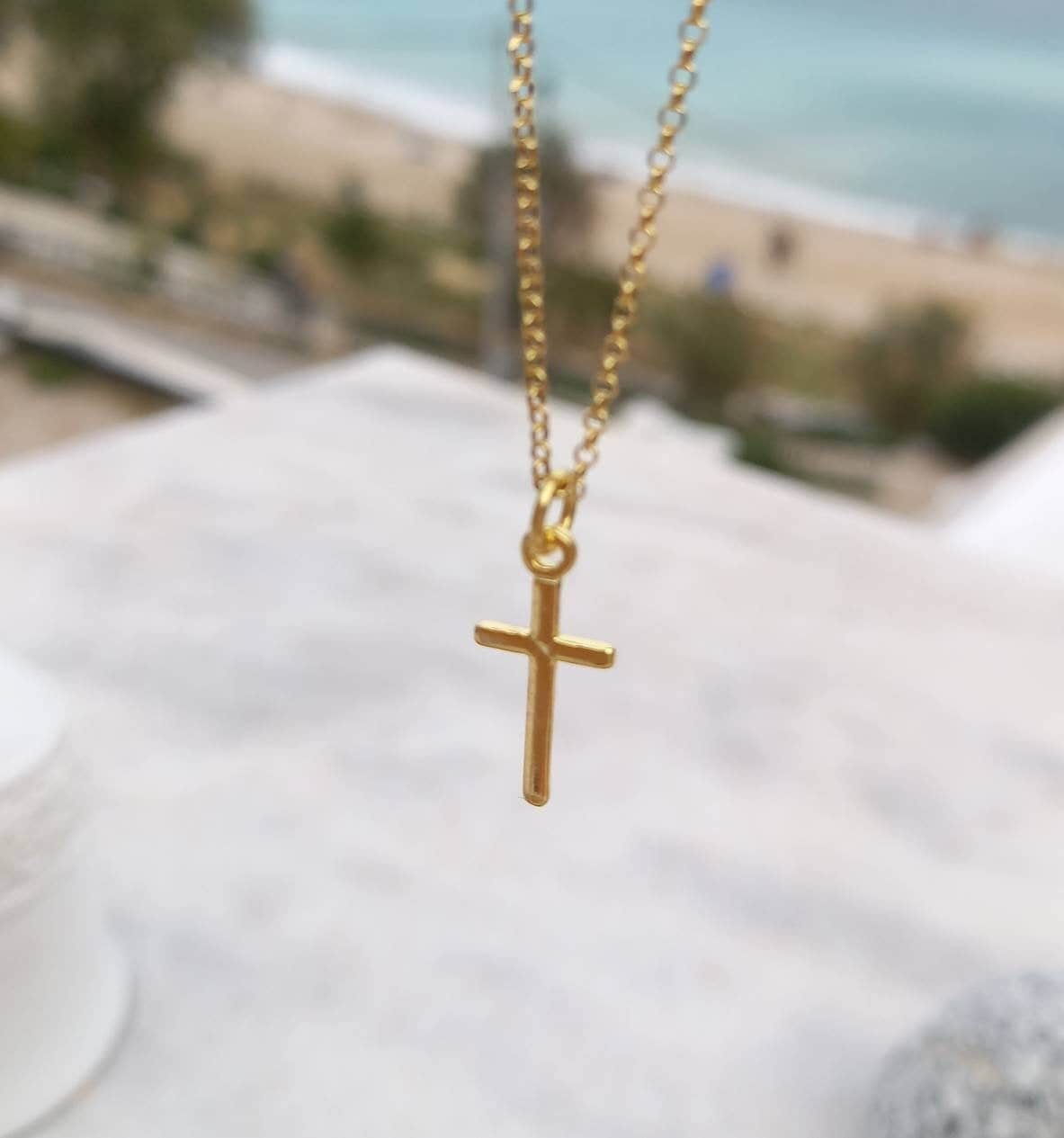 Qwzndzgr Gold Cross Necklace for Women 14K Gold Plated Chain Necklace Dainty Gold Cross Pendant Necklace Simple Cute Necklaces for Girls Christian