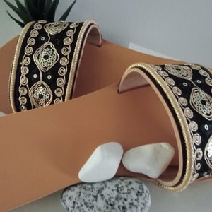 Flache Ledersandalen, Schwarz Gold Sandalen, Sandalen verziert mit schwarzem Satin, Marokko Nacht, Boho Sandalen, Sommerschuhe, Muttertagsgeschenk