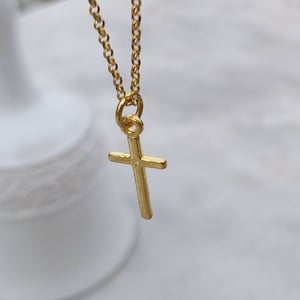 Delicado collar de cruz de oro: joyería cristiana bañada en oro de 14 quilates