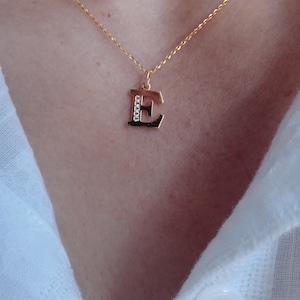 Massiver Goldbuchstabe mit Zirkonhalskette, Minimale Anfangshalskette, Benutzerdefinierte Namenskette, Goldzirkonbuchstabe, Muttertagsgeschenk