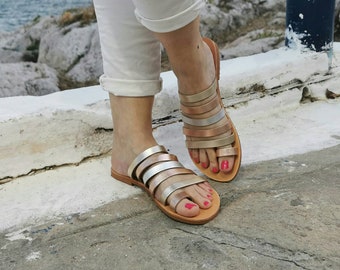 Handgemaakte Griekse leren teenringsandalen: metallic bruiloftsandalen